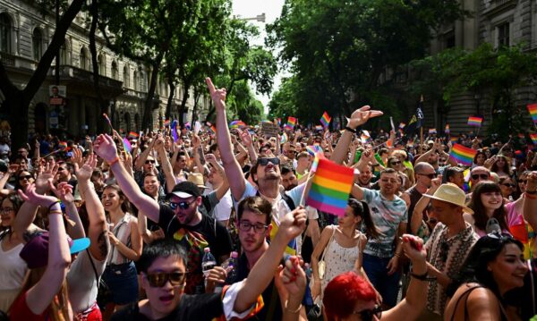 Budapeste 22/06/2024. Milhares de pessoas vão à Parada do Orgulho de Budapeste para protestar contra políticas anti-LGBTQ+. Foto REUTERS/Marton Monus