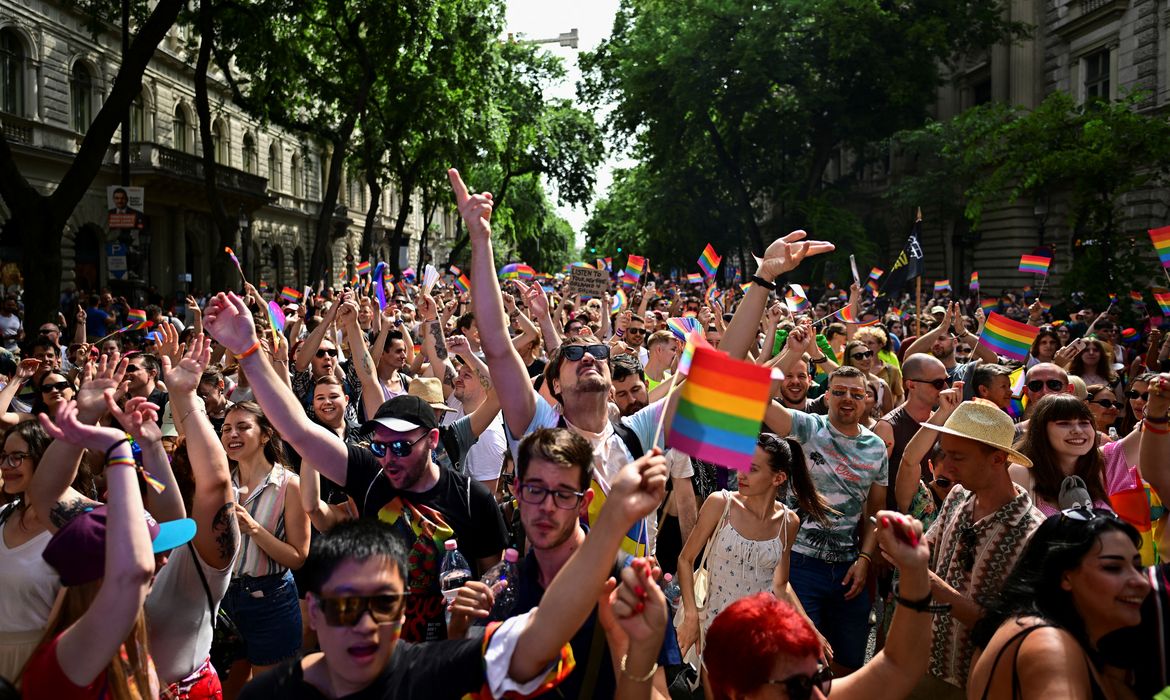 Budapeste 22/06/2024. Milhares de pessoas vão à Parada do Orgulho de Budapeste para protestar contra políticas anti-LGBTQ+. Foto REUTERS/Marton Monus