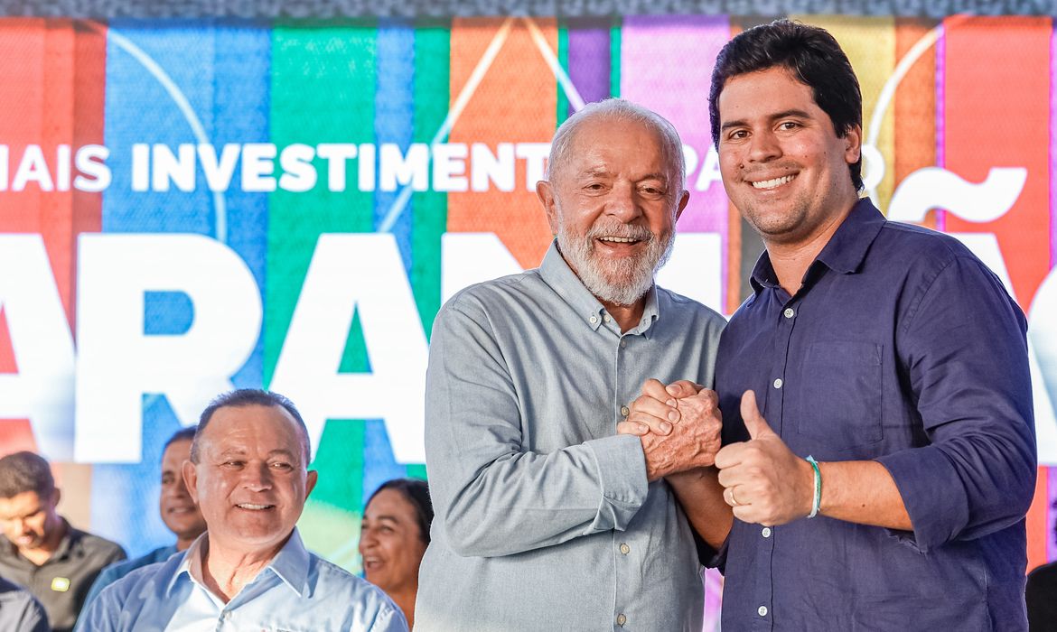 21.06.2024 - Presidente da República, Luiz Inácio Lula da Silva e o Ministro do Esporte, André Fufuca, durante a cerimônia de anúncios de investimentos do Governo Federal para o Maranhão, na avenida Litorânea. São Luís - MA.  Foto: Ricardo Stuckert / PR