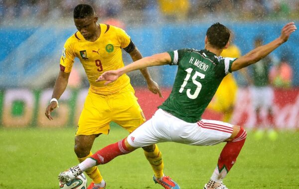 Samuel Eto'o no jogo México x Camarões  — Foto: AFP