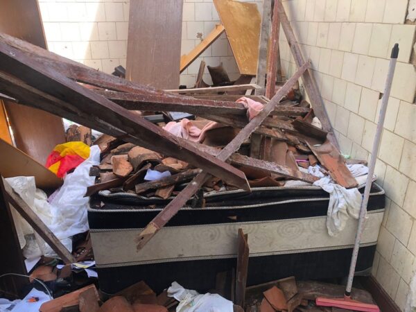 Teto caiu e atingiu idosa na Zona Leste de Natal — Foto: Layssa Vilela/Inter TV Cabugi