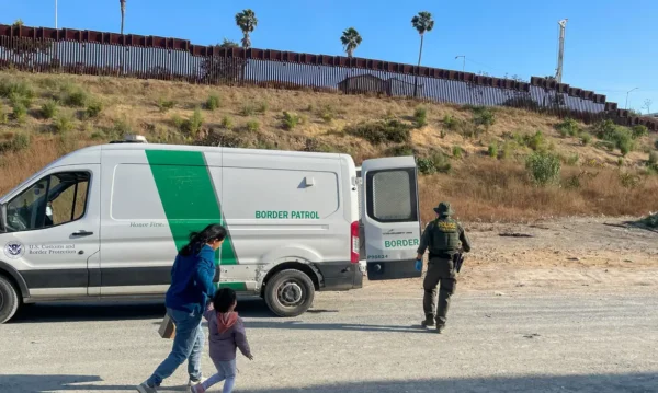 Um agente da Patrulha de Fronteira dos Estados Unidos conduz Jessica León e sua filha para uma van em San Diego, Califórnia, EUA
4/6/2024 REUTERS/Daniel Trotta