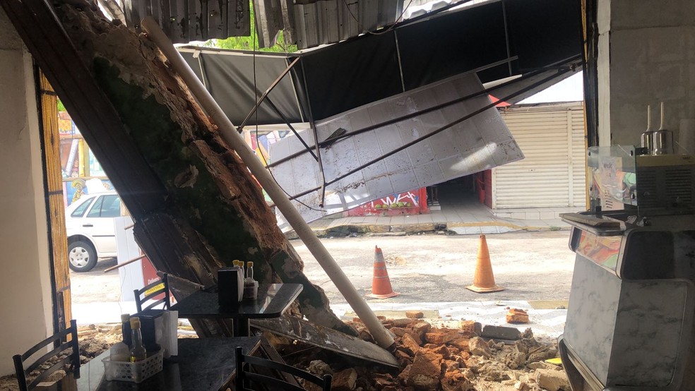 Teto de restaurante desabou durante a manhã desta sexta-feira (7) em Natal — Foto: Layssa Vilela/Inter TV Cabugi