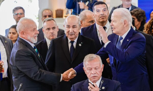Itália - 14.06.2024 - Presidente da República, Luiz Inácio Lula da Silva, durante a Sessão de trabalho do G7 + países convidados e organizações internacionais sobre Inteligência Artificial, Energia, África e Mediterrâneo, no Hotel Borgo Egnazia. Na foto, Presidente da República, Luiz Inácio Lula da Silva, cumprimenta do Presidente dos Estados Unidos, Joe Biden. Borgo Egnazia - Itália.
Foto: Ricardo Stuckert / PR