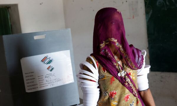 Mulher vota em segunda fase da eleição na Índia em Barmer, Rajasthan
26/4/2024   REUTERS/Adnan Abidi