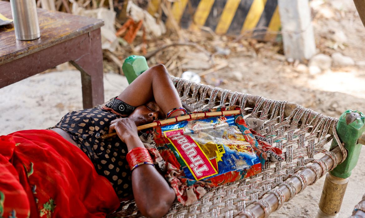 A trabalhadora agrícola Khilona, ​​de 50 anos, dorme em cama com leque feito à mão sob um galpão em sua casa, nas planícies aluviais de Yamuna, em um dia quente de verão durante onda de calor
30/05/2024
REUTERS/Anushree Fadnavis