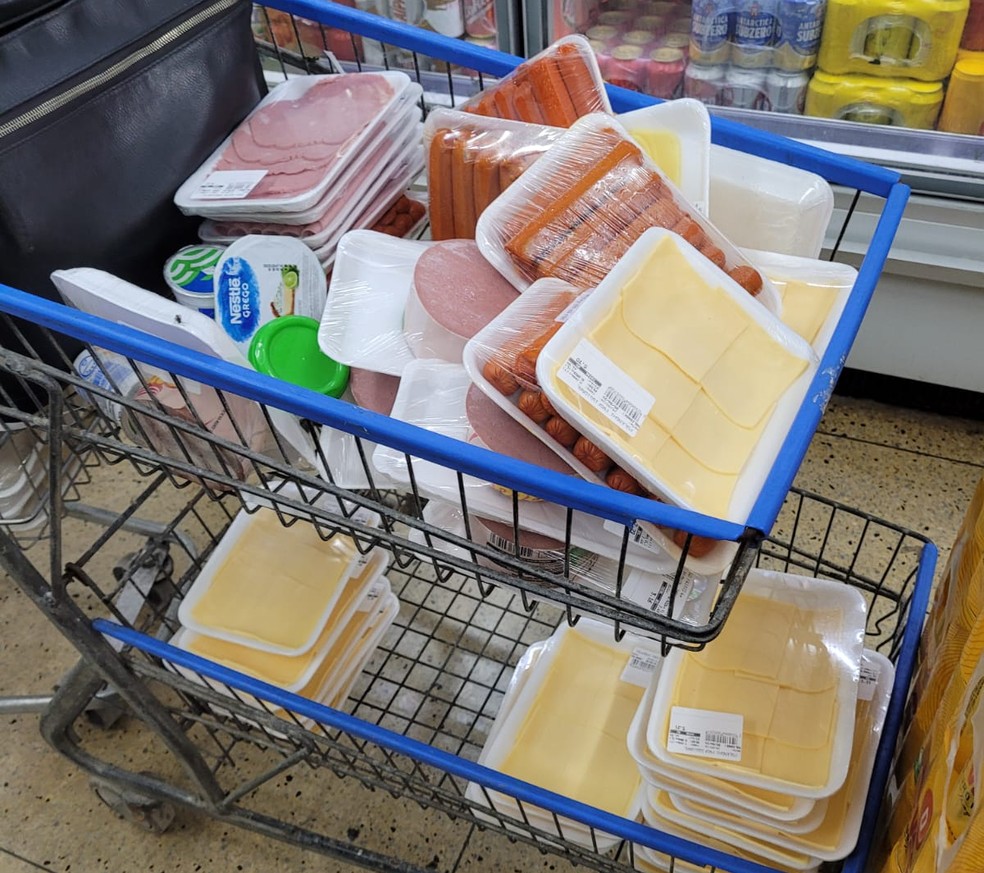 Procon apreende 70 quilos de alimentos vencidos em supermercado na Grande Natal — Foto: Procon/Divulgação
