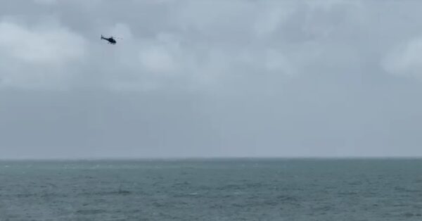 Helicóptero Potiguar 1 faz buscas por desaparecido na praia das Minas, em Pipa — Foto: Reprodução