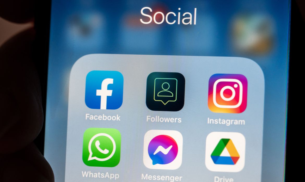 Uso indiscriminado de redes sociais pode causar transtornos psicológicos.