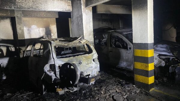 Carros ficaram destruídos após pegarem fogo em estacionamento em hotel em Ponta Negra — Foto: Francielly Medeiros/Inter TV Cabugi