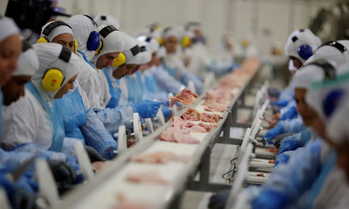 Unidade da empresa JBS na cidade da Lapa, no Paraná. A empresa é um dos alvos da Operação Carne Fraca, que investiga irregularidades em frigoríficos no país (Ueslei Marcelino/Reuters/Direitos reservados)