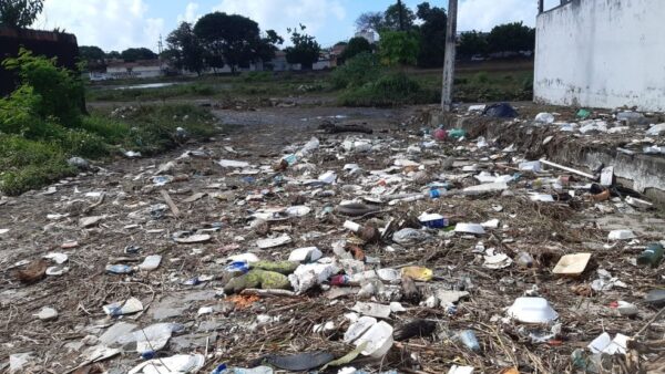 Ruas do bairro Panatis ficaram tomadas de lixo após lagoa de captação transbordar em Natal — Foto: Sérgio Henrique Santos/Inter TV Cabugi