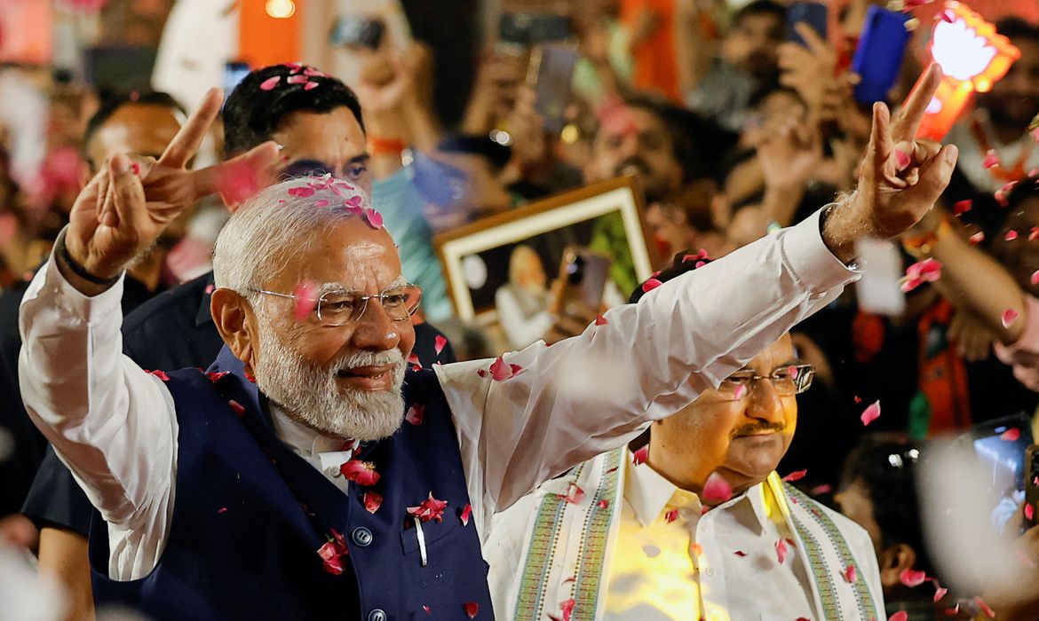 Modi acena a apoiadores em Nova Délhi
4/6/2024   REUTERS/Adnan Abidi