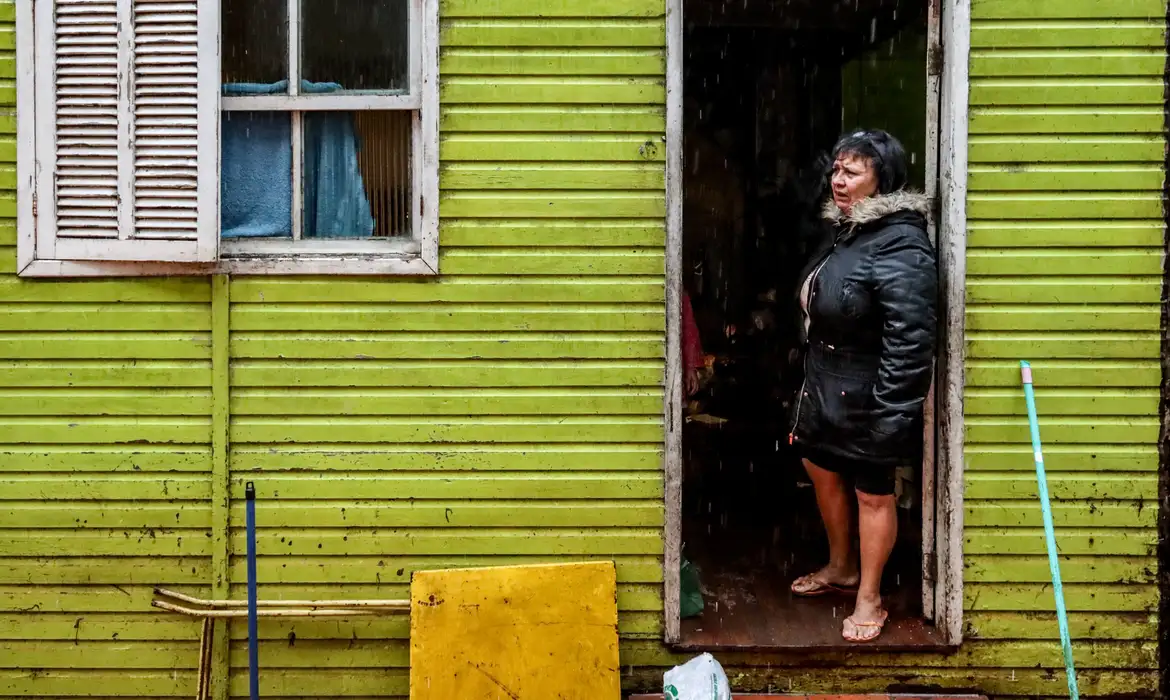 Porto Alegre (RS), 23/05/2024 – CHUVAS/ RS - ENCHENTES - Volta a chover forte em Porto Alegre e a moradora do bairro Menino Deus, Gislaine Fernandes Barbosa, teme que sua casa volte a inundar.
Foto: Rafa Neddermeyer/Agência Brasil
