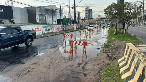 Vazamento afetou a Avenida Prudente de Morais — Foto: Kleber Teixeira/Inter TV Cabugi