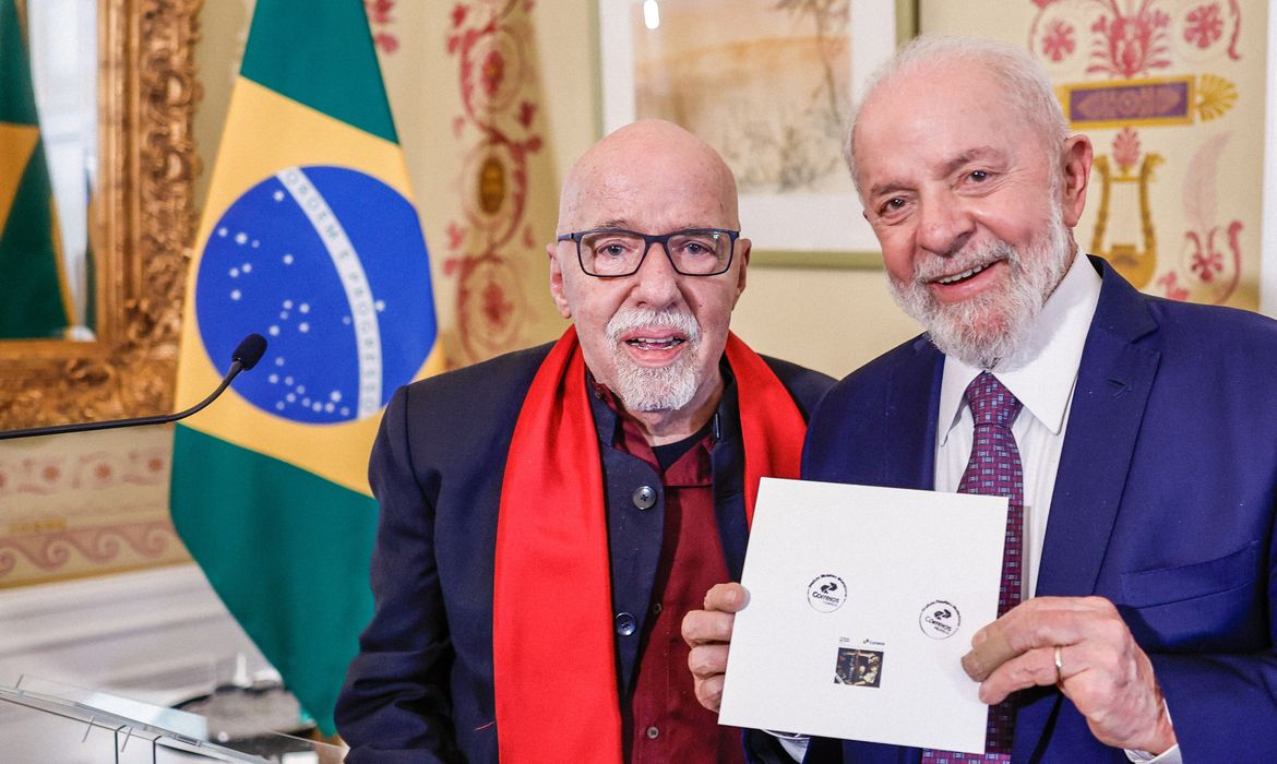 13.06.2024 - Presidente da República, Luiz Inácio Lula da Silva e o escritor Paulo Coelho, durante Cerimônia de lançamento internacional de selo comemorativo alusivo aos “35 anos da obra O Alquimista”, na Residência Oficial. Genebra, Suíça.  Foto: Ricardo Stuckert / PR