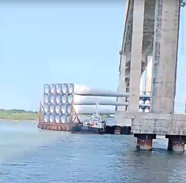 Batida de embarcação com pilar da Ponte Newton Navarro — Foto: Reprodução
