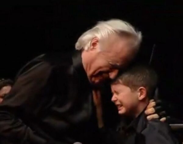 Maestro João Carlos Martins chora após ver menino de 6 anos com autismo reger orquestra em apresentação em SP — Foto: Reprodução/Sesi-SP