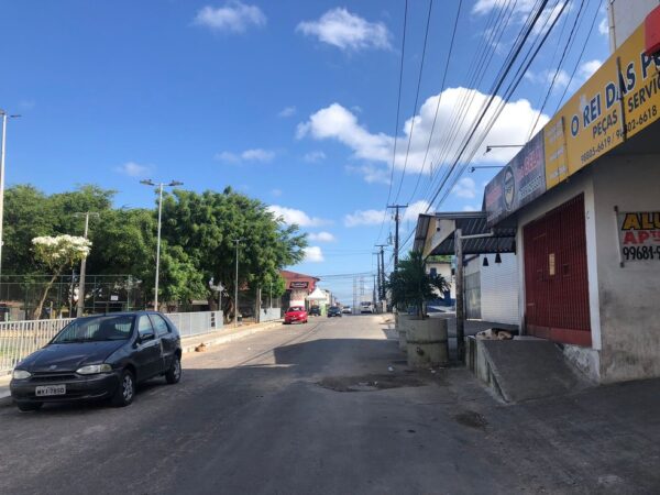 Vítima era dono de uma loja de conveniência em frente à Praça dos Beijoqueiros, no bairro Bom Pastor, em Natal — Foto: Layssa Vilela/Inter TV Cabugi