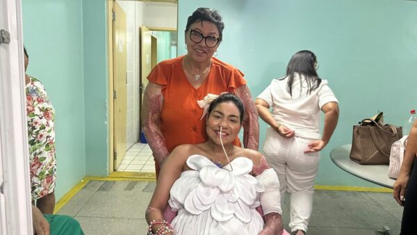 Paloma recebeu alta nesta sexta-feira (12) e esteve acompanhada da mãe, que também estava no carro que explodiu há um ano — Foto: Kléber Teixeira/Inter TV Cabugi