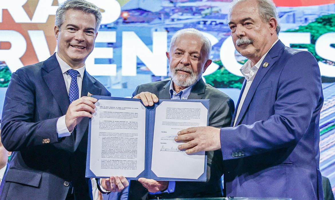 São José dos Campos (SP), 19.07.2024 - Presidente da República, Luiz Inácio Lula da Silva, durante cerimônia de anúncio de investimentos para execução de obras e intervenções na Via Dutra e Rio-Santos, no Hotel Nacional Inn. Na foto (da esquerda para a direita): CEO do Grupo CCR, Miguel Setas; Presidente da República, Luiz Inácio Lula da Silva e Presidente do BNDES, Aloizio Mercadante.. Foto: Ricardo Stuckert/PR