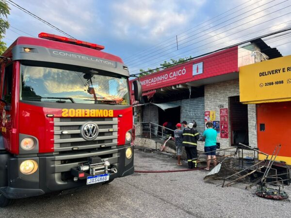 Incêndio atinge mercadinho na Zona Sul de Natal — Foto: Vinícius Marinho/Inter TV Cabugi