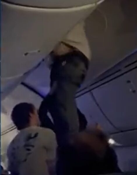 Homem foi retirado da parte de cima do compartimento de bagagem após turbulência — Foto: Reprodução
