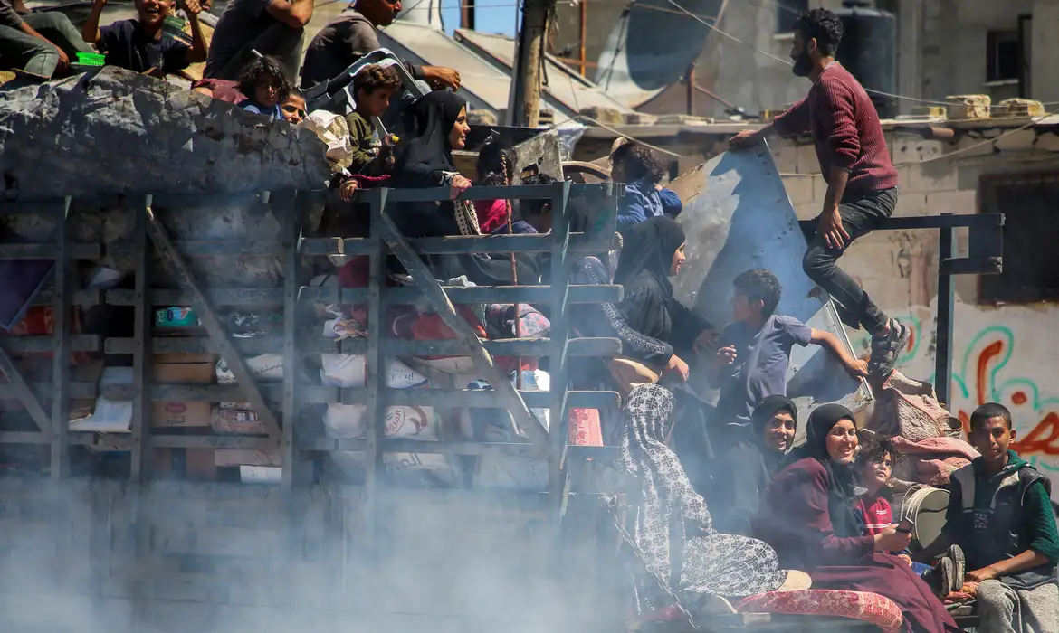 Palestinos deixam Rafah, no sul de Gaza
8/5/2024   REUTERS/Hatem Khaled/Proibida reprodução
