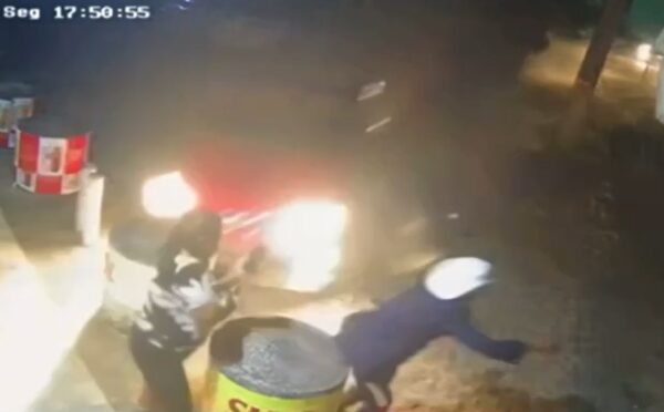 Veículo quase atingiu pedestres em Ceará-Mirim — Foto: Reprodução/Inter TV Cabugi