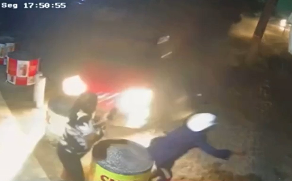 Veículo quase atingiu pedestres em Ceará-Mirim — Foto: Reprodução/Inter TV Cabugi
