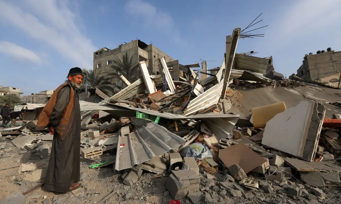Ataque israelense em Khan Younis
12/12/2023   REUTERS/Ibraheem Abu Mustafa