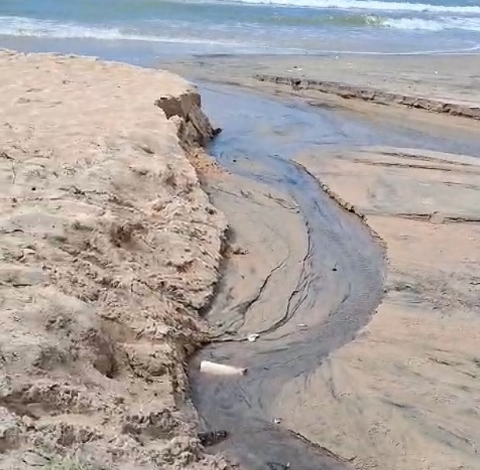 Ligação clandestina de condomínio dava na areia e terminava no mar — Foto: Reprodução/Semurb