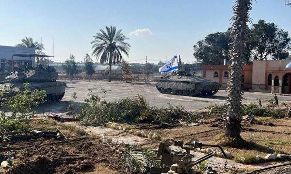 Veículos militares de Israel operam do lado de Gaza na fronteira de Rafah
7/5/2024   Divulgação via REUTERS