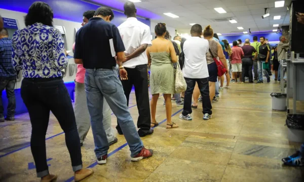 Rio de Janeiro - As agências da Caixa Econômica Federal antecipam em duas horas o atendimento aos clientes devido aos saques das contas inativas do Fundo de Garantia do Tempo de Serviço (Tomaz Silva/Agência Brasil)