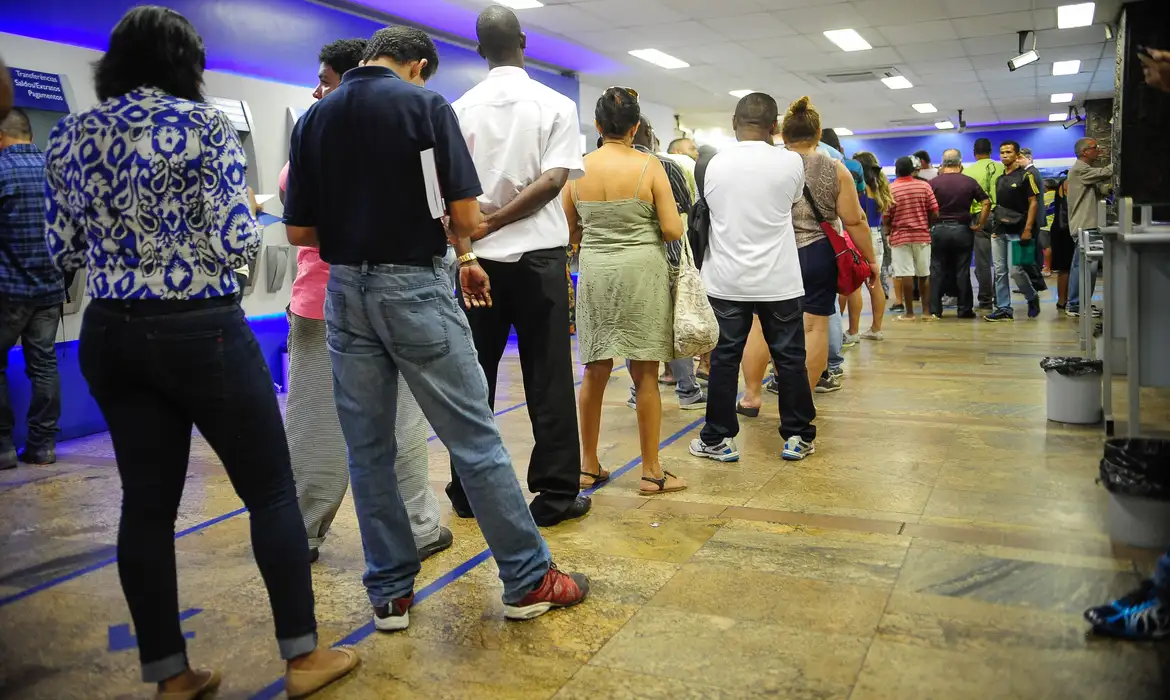 Rio de Janeiro - As agências da Caixa Econômica Federal antecipam em duas horas o atendimento aos clientes devido aos saques das contas inativas do Fundo de Garantia do Tempo de Serviço (Tomaz Silva/Agência Brasil)