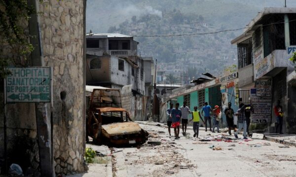 Pessoas caminham em rua de Porto Príncipe
19/3/2024    REUTERS/Ralph Tedy Erol