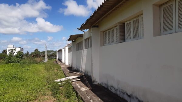Imagens da lateral da escola mostram parte do telhado que foi arrastado após a ventania — Foto: Sérgio Henrique Santos/Inter TV Cabugi