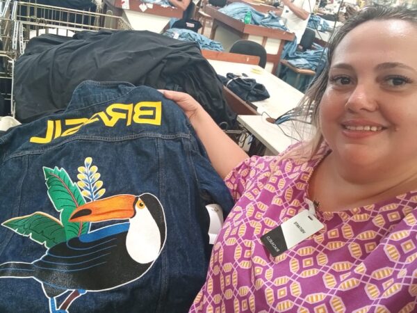 Bordeira Jaílma Araújo com arte estampada em jaqueta que será usada pelos atletas na abertura das Olimpíadas — Foto: Cedida