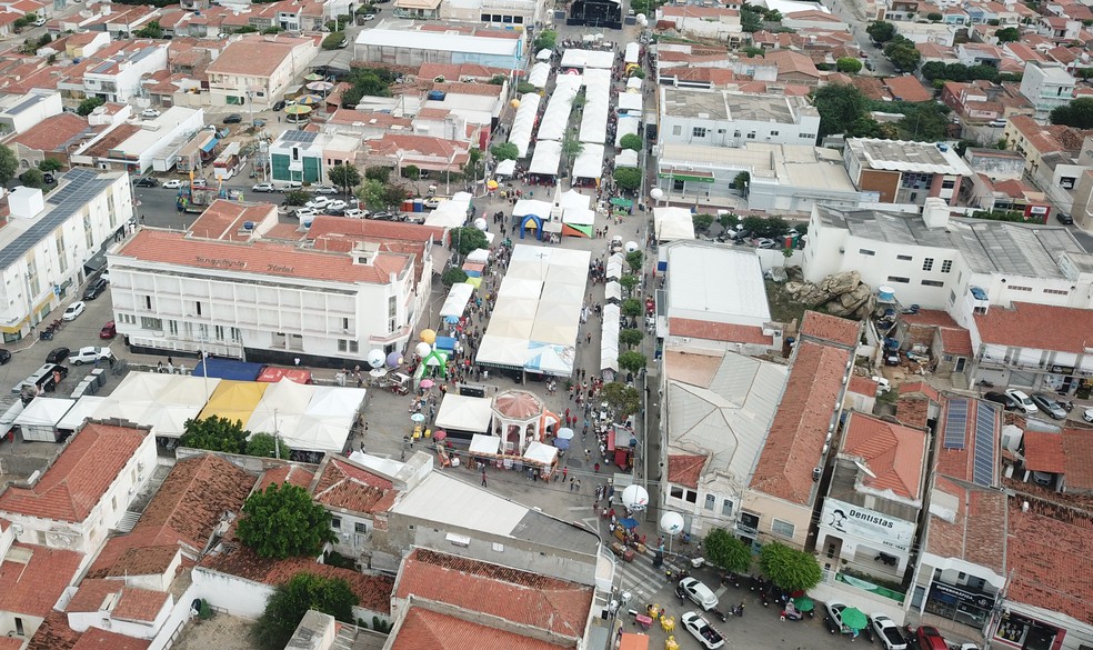 A Feirinha de Sant'Ana será realizada na avenida Coronel José Bezerra, no Centro do município — Foto: Carlos Júnior/DroneK