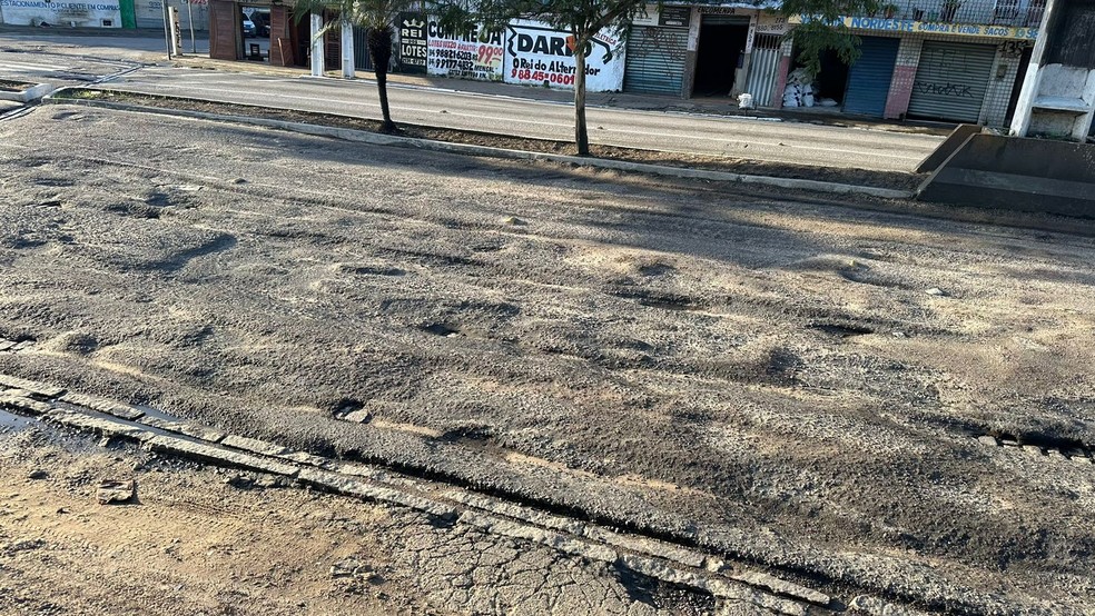 Trecho esburacado na avenida Nevaldo Rocha, em Natal — Foto: Kleber Teixeira/Inter TV Cabugi