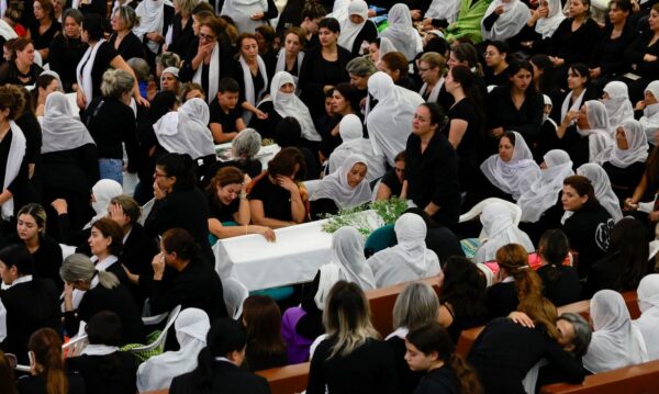 Famílias se reúnem para cerimônias fúnebres em Majdal Shams
28/7/2024    REUTERS/Ammar Awad