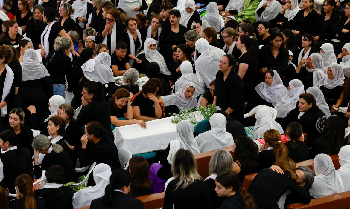 Famílias se reúnem para cerimônias fúnebres em Majdal Shams
28/7/2024    REUTERS/Ammar Awad