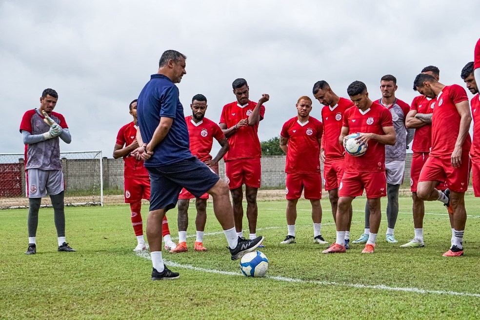 Marquinhos Santos conversa com jogadores antes do último treino do América-RN — Foto: Edmario Oliveira/América FC