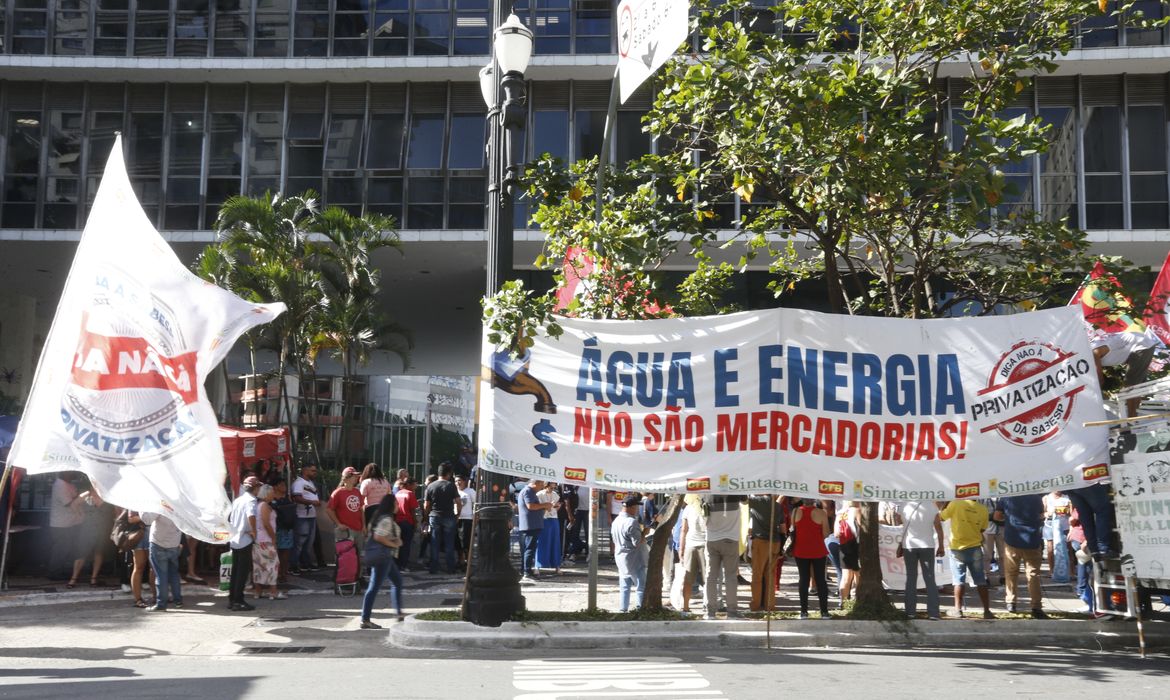 São Paulo (SP) 02/05/2024 - Manifestação contra a privatização da SABESP, na Câmara de Vereadores de São Paulo.Foto: Paulo Pinto/Agência Brasil