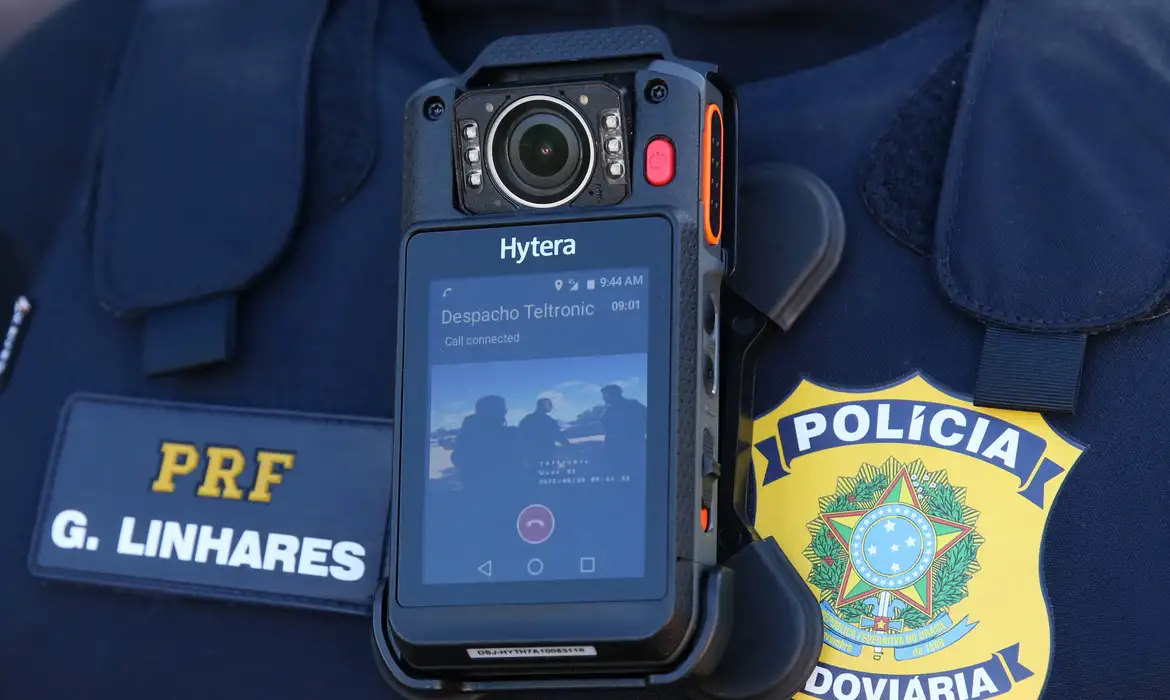 Brasília - 25/05/2023 - PRF - A Polícia Rodoviária Federal (PRF) apresenta o Projeto Estratégico Bodycams, que trata do conjunto de estudos do órgão, sob orientação do Ministério da Justiça e Segurança Pública (MJSP), para implementar o uso de câmeras corporais nos uniformes dos policiais.  Foto: Antônio Cruz/ Agência Brasil