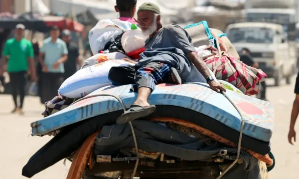 Palestinos fogem de Rafah em meio a operação militar de Israel
7/6/2024   REUTERS/Hatem Khaled