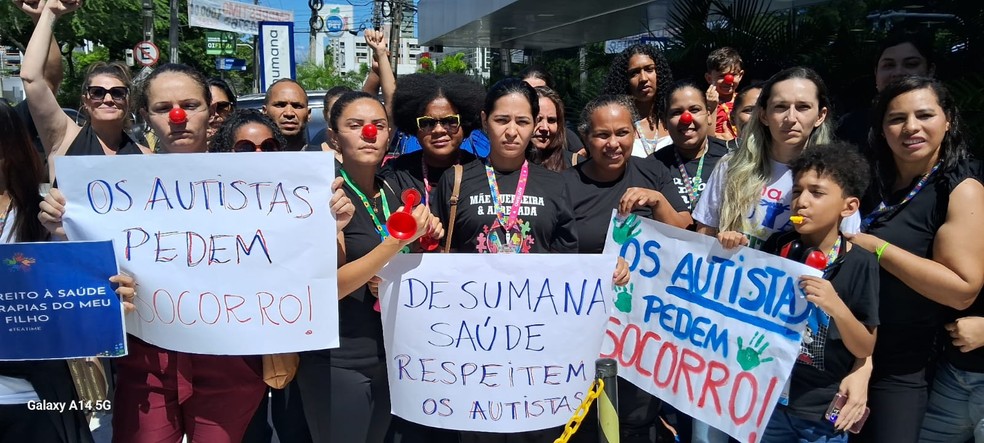Protesto foi feito em frente à sede de uma operadora do serviço, em Natal — Foto: Bruno Rocha/Inter TV Cabugi