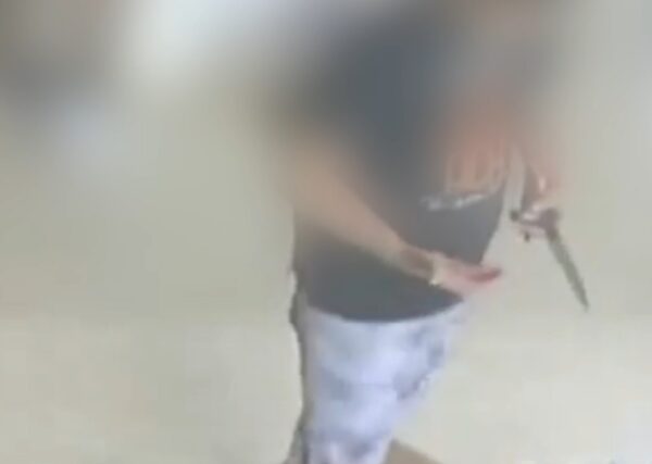 Faca estava na mão de suspeito de cometer o crime contra enfermeira — Foto: Divulgação/PCRN