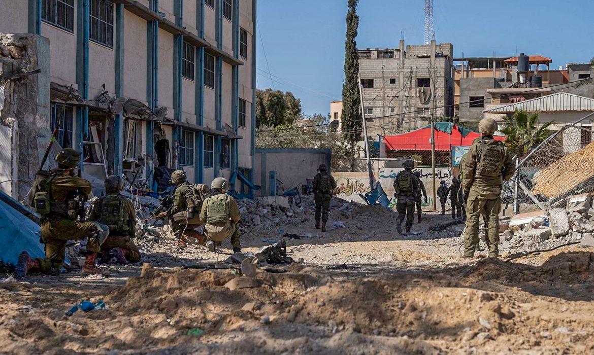 Soldados israelenses operam em local divulgado como Hospital Nasser em Gaza
18/2/2024
Foto: ISRAEL DEFENSE FORCES/Via REUTER