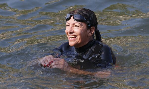 Prefeita de Paris Anne Hidalgo no rio Sena
17/7/2024    REUTERS/Abdul Saboor